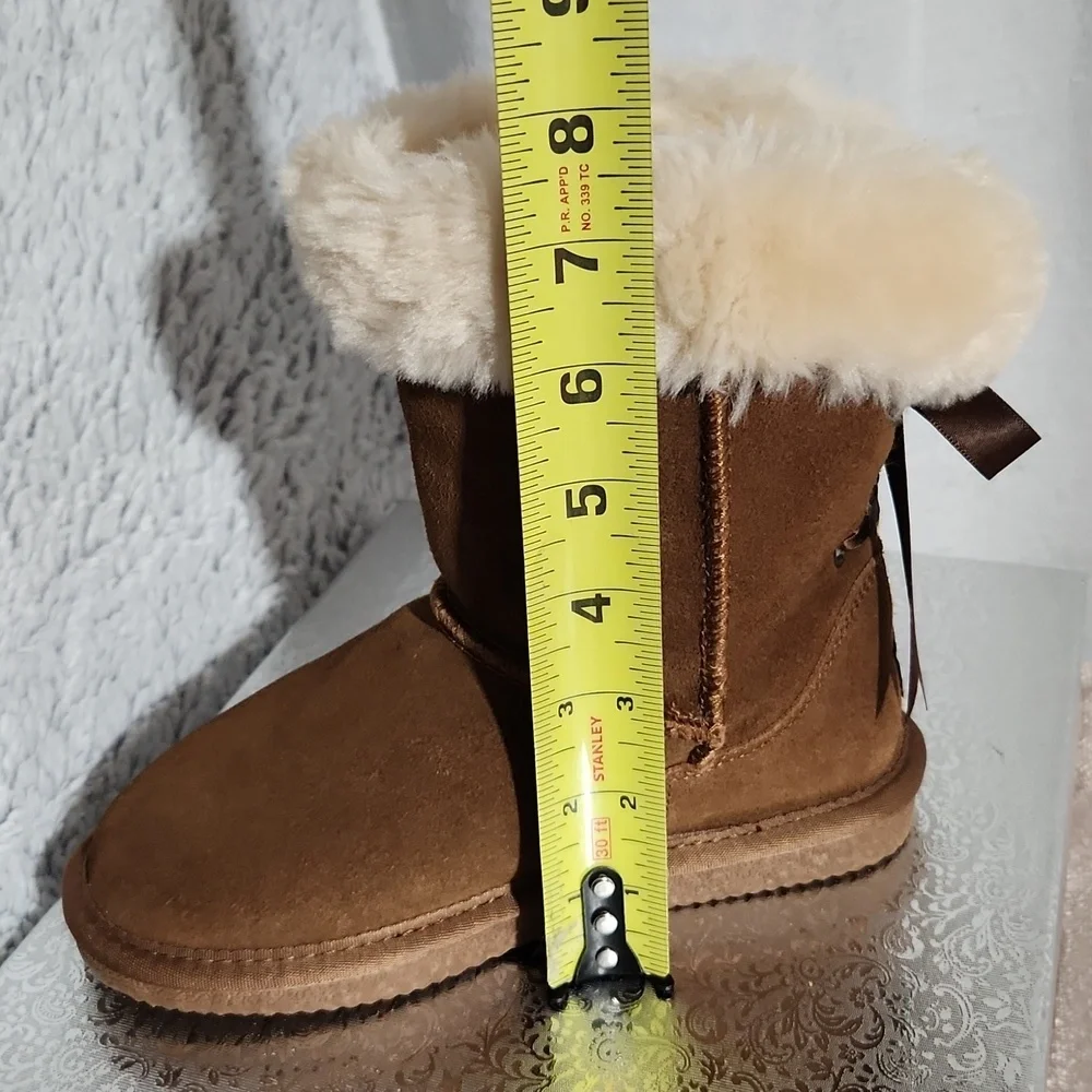 LAMO Girl  Size 2. Brown Suede Boots with Cream Fur Trim